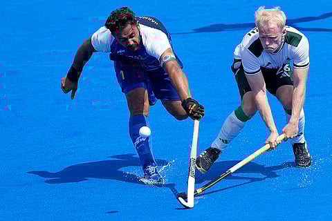 Harmanpreet Singh and Peter Brown fight for the ball